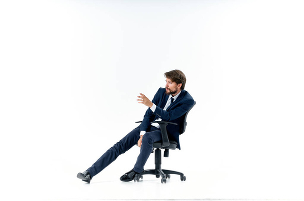hombre de negocios sentado en silla oficina trabajo gerente aislado fondo - Foto, imagen