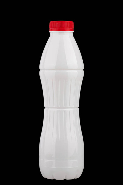 λευκό πλαστικό μπουκάλι για γαλακτοκομικά προϊόντα, απομονώστε σε μαύρο φόντο - Φωτογραφία, εικόνα