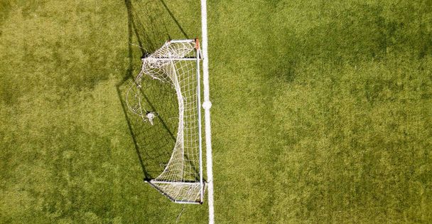 Fußballplatz von einer fliegenden Drohne aus gesehen. Hoher Aussichtspunkt - Foto, Bild