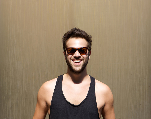 Bello giovane uomo sorridente con gli occhiali da sole
 - Foto, immagini
