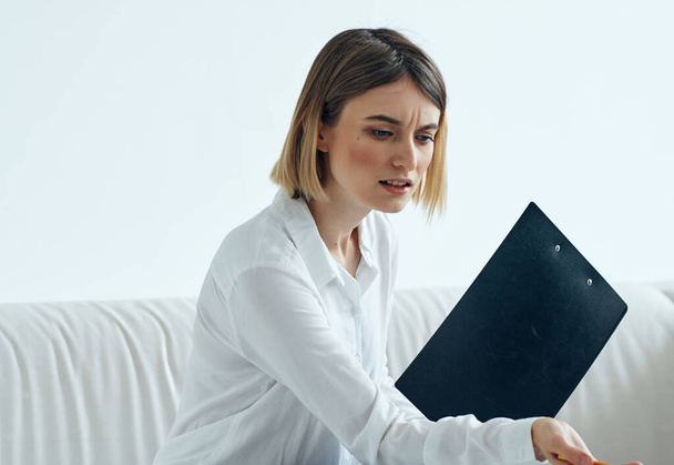 žena v bílé košili sedí na gauči pracovní profesionální kancelář - Fotografie, Obrázek