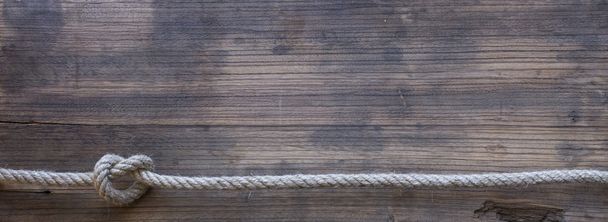 Tavola di legno con una consistenza ruvida e una corda - Foto, immagini