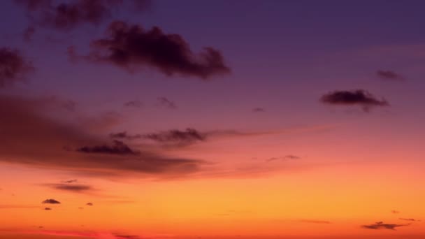4K Time lapse of Majestic tramonto o alba paesaggio Incredibile luce della natura cielo nuvoloso e nuvole allontanarsi rotolamento 4k colorate nuvole tramonto scuro Filmato timelapse cielo mozzafiato - Filmati, video