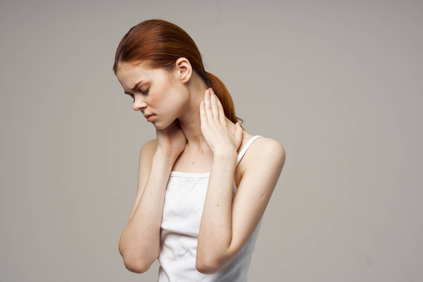 vrouwelijke pijn in de nek artritis chronische ziekte geïsoleerde achtergrond - Foto, afbeelding