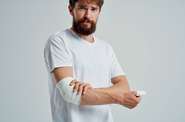 άρρωστος άνθρωπος τραυματισμός στο χέρι θεραπεία προβλήματα υγείας συναισθήματα νοσοκομειακή ιατρική - Φωτογραφία, εικόνα