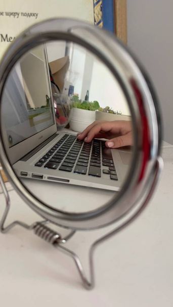 Отражение в зеркале. Клавиатура ноутбука в зеркальном отражении - Фото, изображение