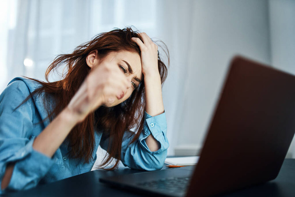 emocjonalna kobieta przed laptopem w nocy zaburzenia pracy - Zdjęcie, obraz