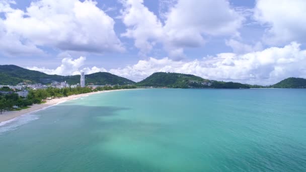 Vista aerea Telecamera drone volare sopra Patong città Phuket Thailandia Bella spiaggia patong nella stagione estiva Paesaggio incredibile panoramica drone filmato Vista ad alto angolo - Filmati, video