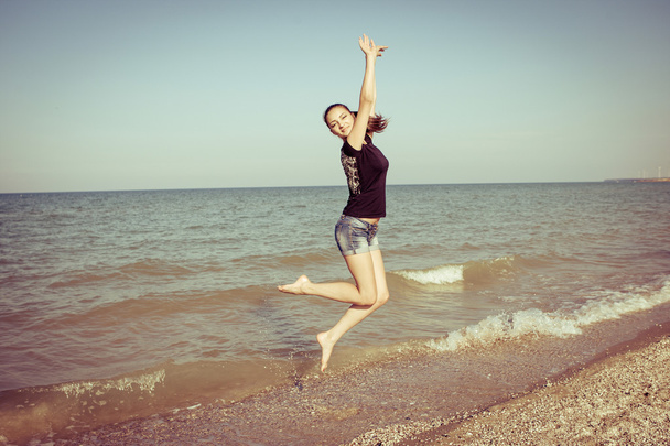 Jovem menina alegre no mar
 - Foto, Imagem