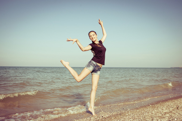 Молода весела дівчина на морі
 - Фото, зображення