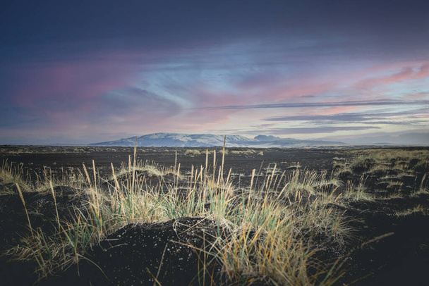 colorido atardecer y la arena negra de Islandia - Foto, imagen