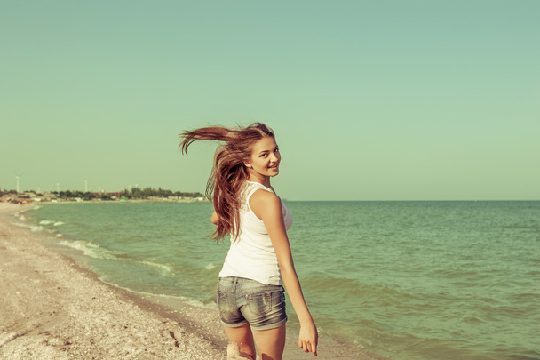 Nuori iloinen tyttö merellä
 - Valokuva, kuva