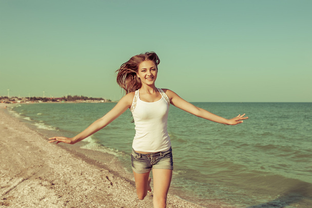 Молодая веселая девушка на море
 - Фото, изображение