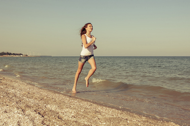 Young girl runs on the sea - Fotografie, Obrázek