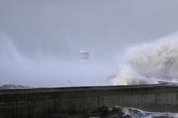 гирло річки Дуро новий пірс і маяк під час сильного шторму побачив бризки хвиль і бризки вітру. - Фото, зображення