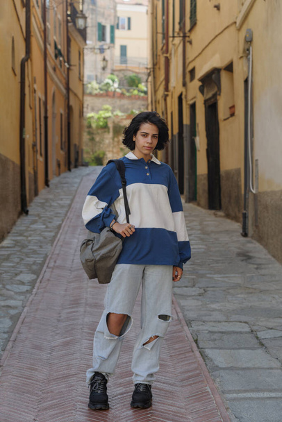 Nastolatka pozowanie na ulicy włoskiego starego miasta - Zdjęcie, obraz