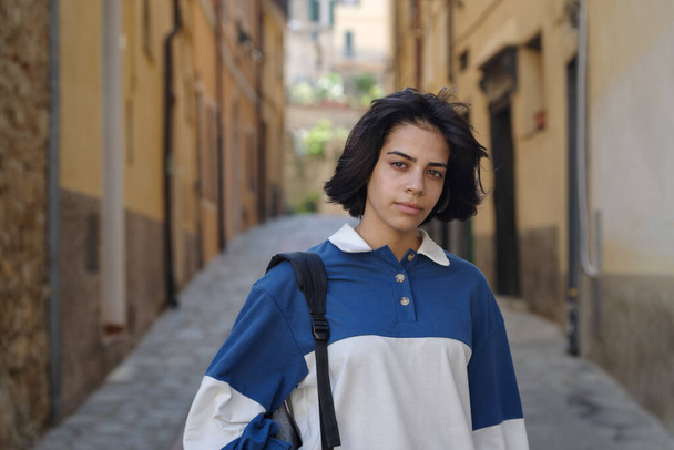 Έφηβη που ποζάρει στο δρόμο της παλιάς ιταλικής πόλης - Φωτογραφία, εικόνα