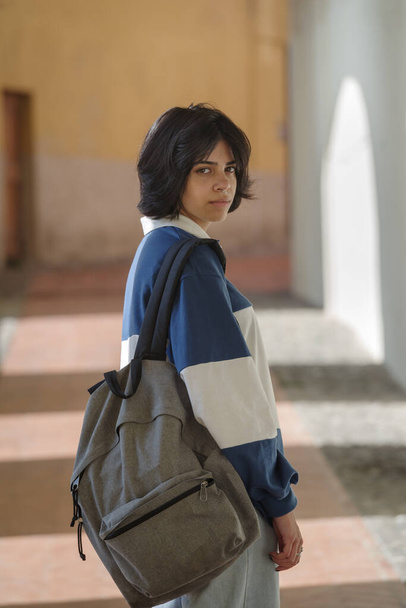 Estudante adolescente com mochila andando na rua, Itália - Foto, Imagem