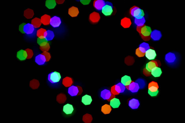 Rot, blau, grün, cyan, gelb gefärbte Bokeh defokussierten Kreis Licht Hintergrund - Foto, Bild