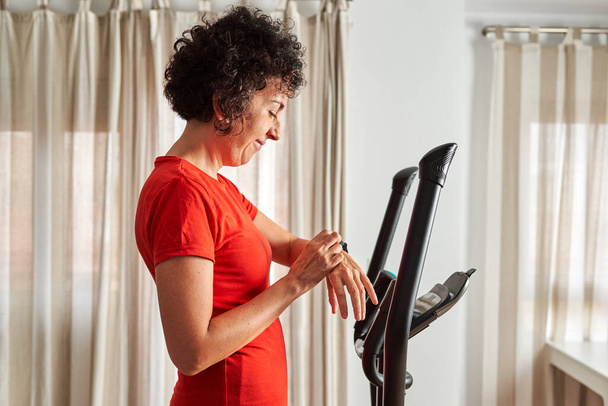 Vrouw monitort training op haar smartband - Foto, afbeelding