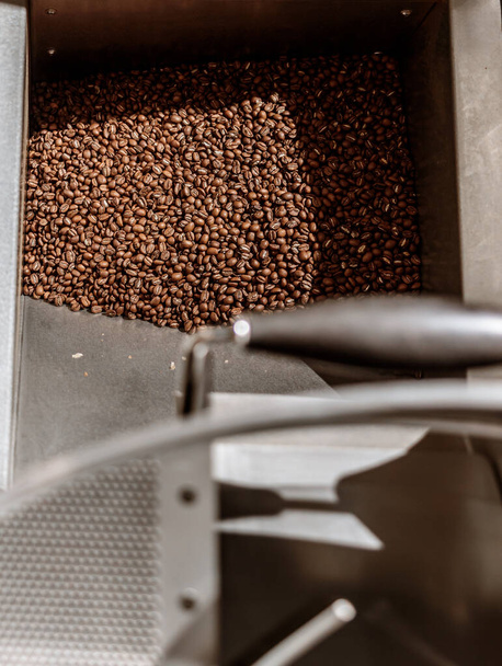 Granos de café en recipiente de metal de la máquina de tostado de café - Foto, imagen