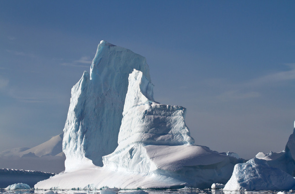 grande iceberg em um dia ensolarado de verão perto da Península Antártica
 - Foto, Imagem