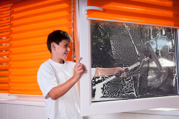 Le garçon nettoie la fenêtre
 - Photo, image