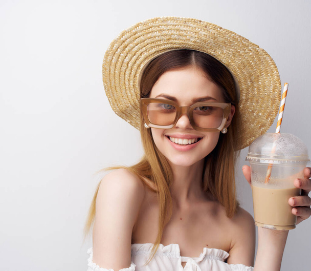 vonzó nő divatos kalap szemüveg üveg ital pózol - Fotó, kép