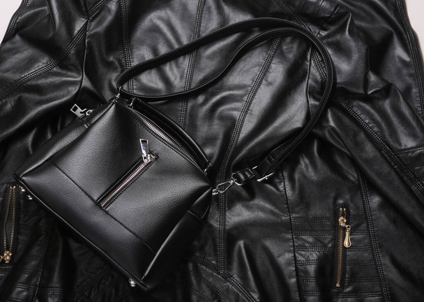 Bolso de cuero negro en una chaqueta de cuero - Foto, Imagen