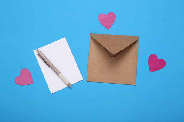 Liefdesbrief op een blauwe achtergrond met harten. Valentijnsdag, liefde concept - Foto, afbeelding