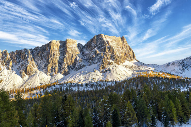 Пейзаж ранней зимы в горах Доломиты - Фото, изображение