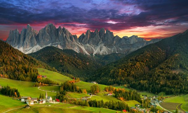 Wunderschöne Landschaft der italienischen Dolomiten bei Sonnenuntergang - Santa Maddalena - Foto, Bild
