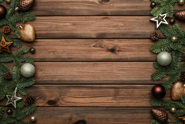 ヴィンテージの背景にモミの装飾が施されたクリスマスと新年の背景。テキストのフラットレイアウト、トップビュー、コピースペース - 写真・画像