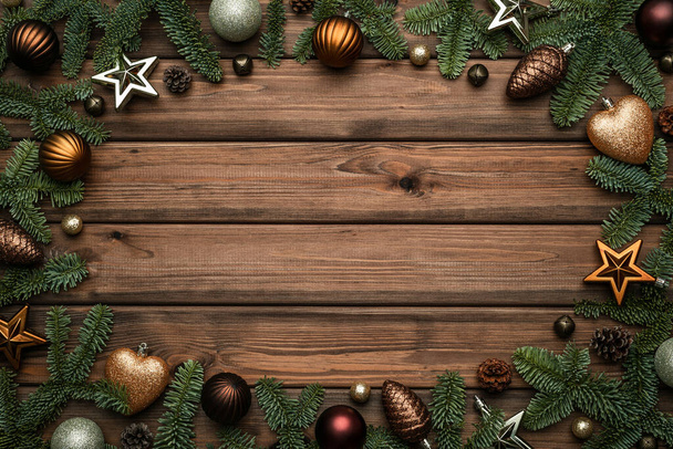 Ročník vánoční pozadí s prázdninovým rámečkem z zdobených jedlových větví. Flat lay, top view and copy space for text - Fotografie, Obrázek