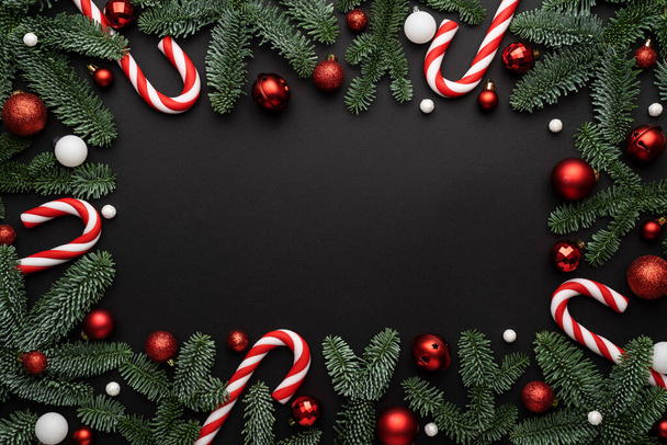 黒いクリスマスの背景。テキストのフラットレイアウト、トップビュー、コピースペース - 写真・画像