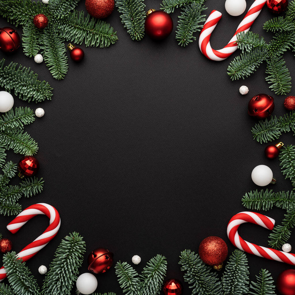装飾フレームと黒のクリスマスの背景。テキストのフラットレイアウト、トップビュー、コピースペース - 写真・画像