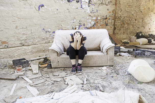 terk edilmiş evde kız - Fotoğraf, Görsel