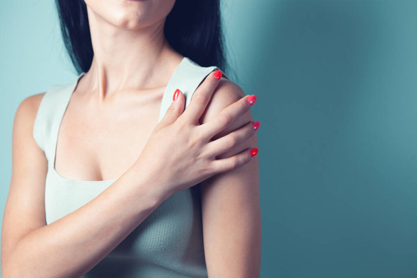 young women have shoulder pain - Foto, imagen