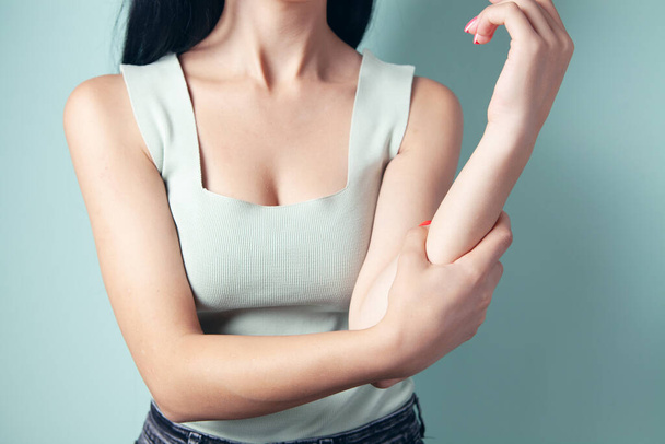 young woman has pain in her arm - Fotoğraf, Görsel