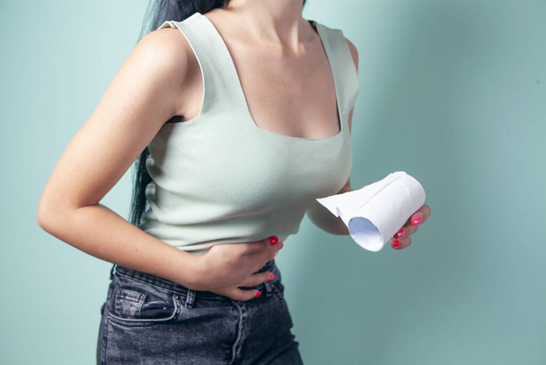 mulher segurando barriga por barriga e papel higiênico - Foto, Imagem