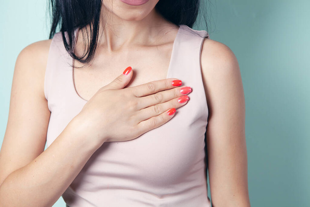 young girl has chest pain - 写真・画像
