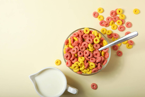 anneaux de maïs colorés pour le petit déjeuner sur la table close-up - Photo, image