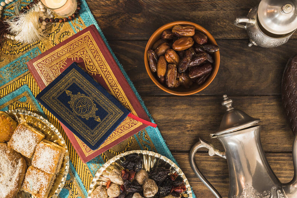 Arab desszertek könyvek közelében. Kiváló minőségű gyönyörű fotó koncepció - Fotó, kép