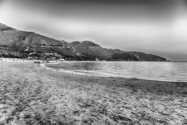 Szcenírozott kilátás nyílik a strandra Sperlonga, egy tengerparti város a tartomány Latina, Olaszország, mintegy félúton Róma és Nápoly - Fotó, kép
