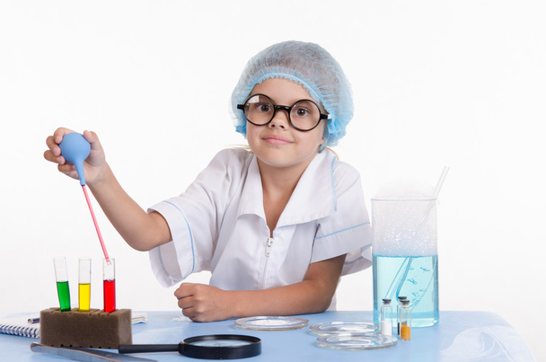 Genç kimyager kazanıyor test tüp sıvı pipetted - Fotoğraf, Görsel