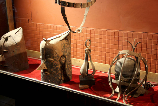 Средневековые металлические маски и пояса исторические предметы, используемые в качестве наказания и пыток - Фото, изображение