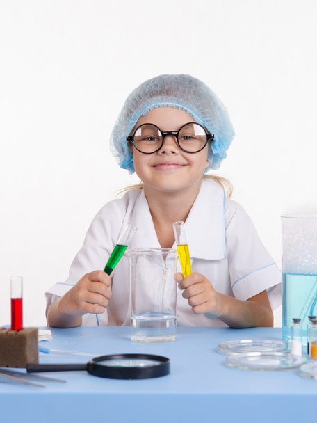 Young chemist mixes the liquid - Foto, Imagen
