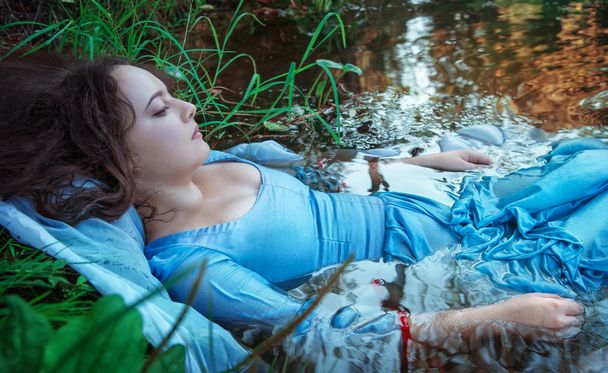 fiatal gyönyörű megfulladt nő feküdt a vízben - Fotó, kép