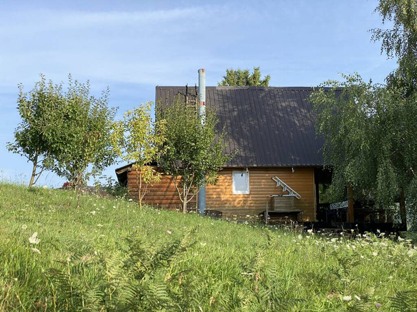 Small wooden huts and private cottages by the Lokvarsko lake in Gorski kotar - Lokve, Croatia (Male drvene kolibe i privatne vikendice uz Lokvarsko jezero u Gorskom kotaru - Lokve, Hrvatska) - Фото, изображение