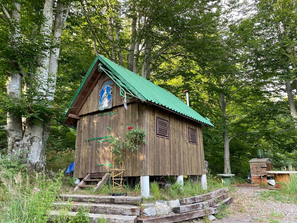 Kleine houten hutten en privé huisjes aan het Lokvarsko meer in Gorski kotar - Lokve, Kroatië (Man drvene kolibe i privatne vikendice uz Lokvarsko jezero u Gorskom kotaru - Lokve, Hrvatska) - Foto, afbeelding